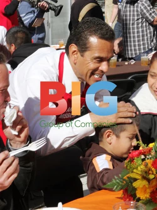 Kirk Douglas Serves Thanksgiving Meal