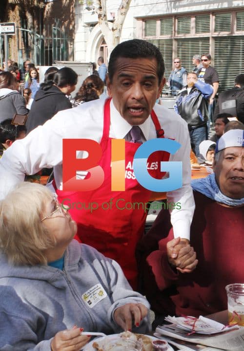 Kirk Douglas and Mayor Serve Thanksgiving Meal