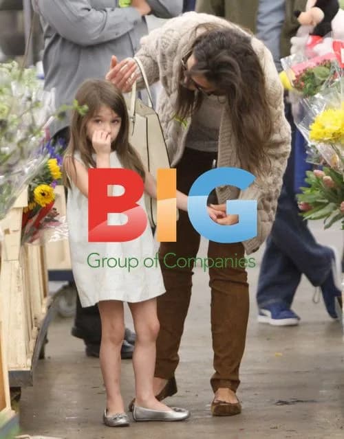 Katie Holmes and Suri buy flowers