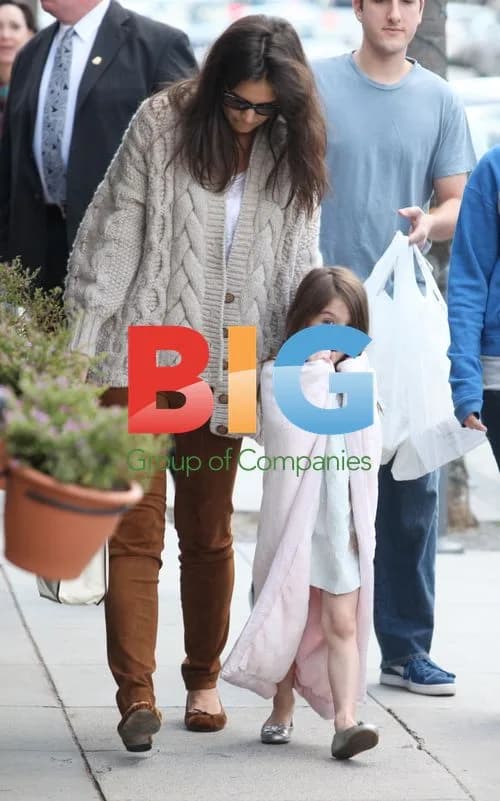 Katie Holmes and Suri Buy Chocolate