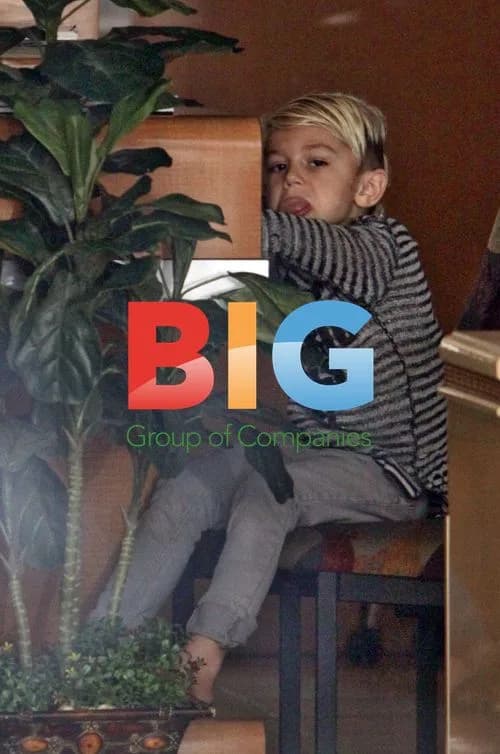 Gwen Stefani and son get manicure, help homeless