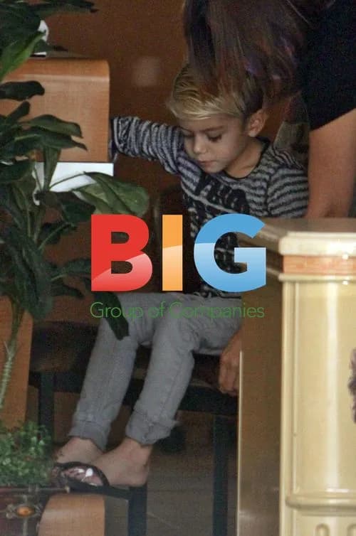 Gwen Stefani and Son Get Manicure, Give to Homeless