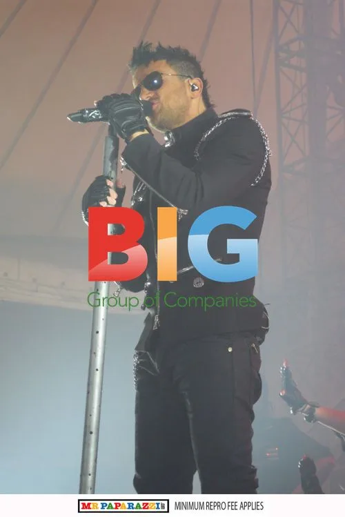 Peter Andre Performs After Hospital Stay