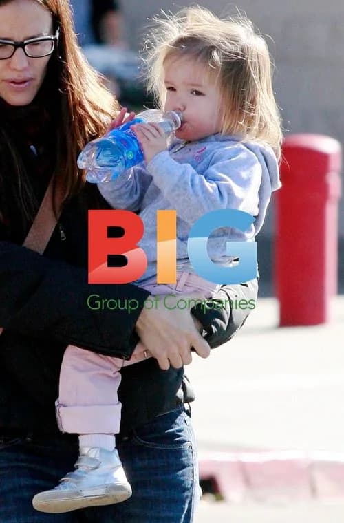 Jennifer Garner and daughter Seraphina shopping at Target
