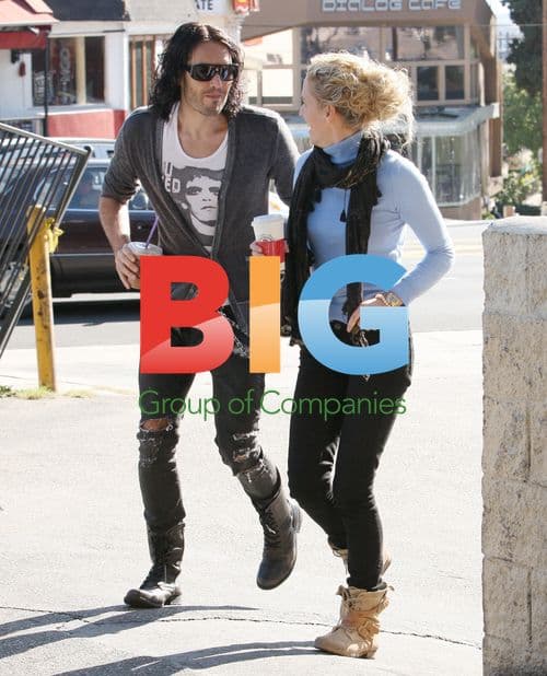 Russell Brand grabs coffee with friends