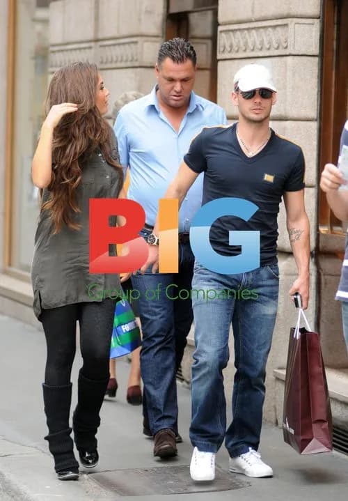 Wesley Sneijder and wife shopping in Milan