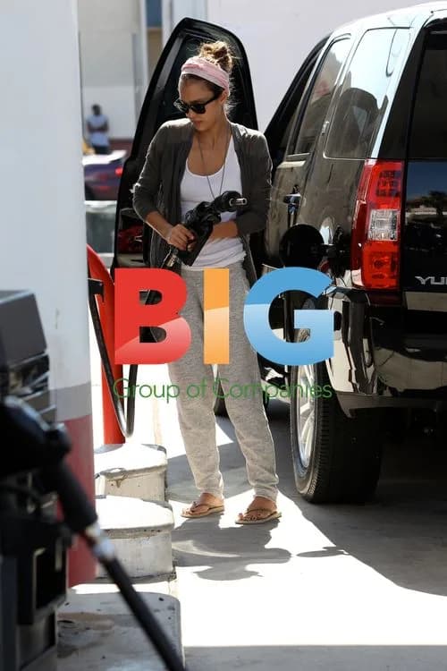 Actress Jessica Alba gets gas in Los Angeles