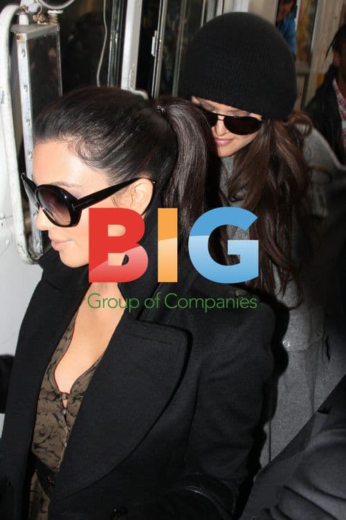 Khloe and Kim Kardashian get icecream