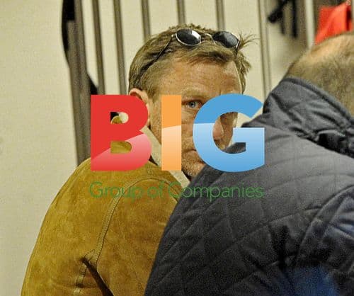 Daniel Craig Shopping at Computer Store