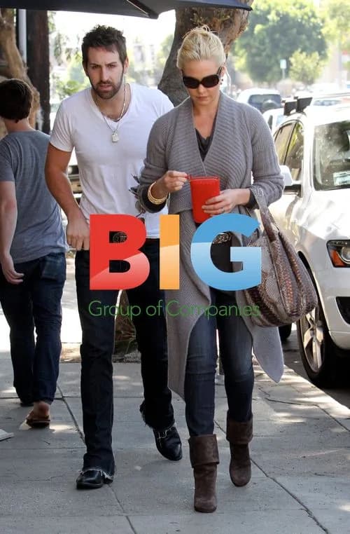 Katherine Heigl and Josh Kelley grab food in LA