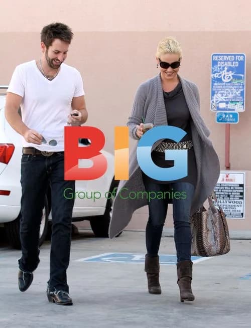 Katherine Heigl and Josh Kelley grab food