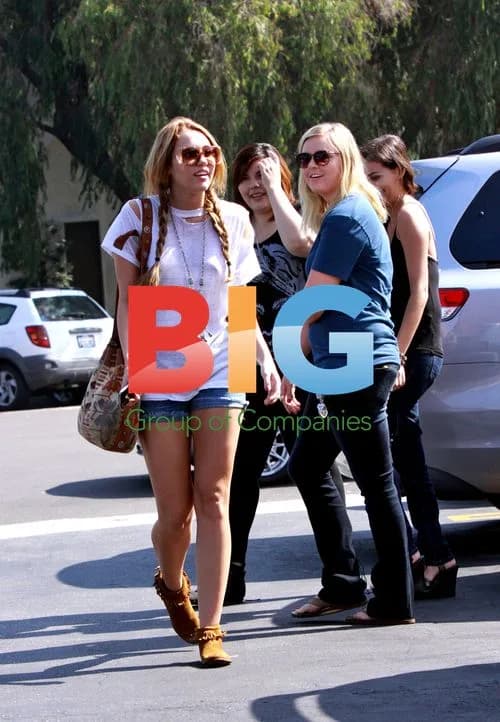 Miley Cyrus Confronts Paparazzi