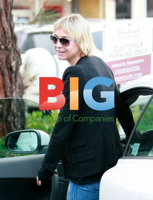 Renee Zellwegger Leaving Cafe with Friend