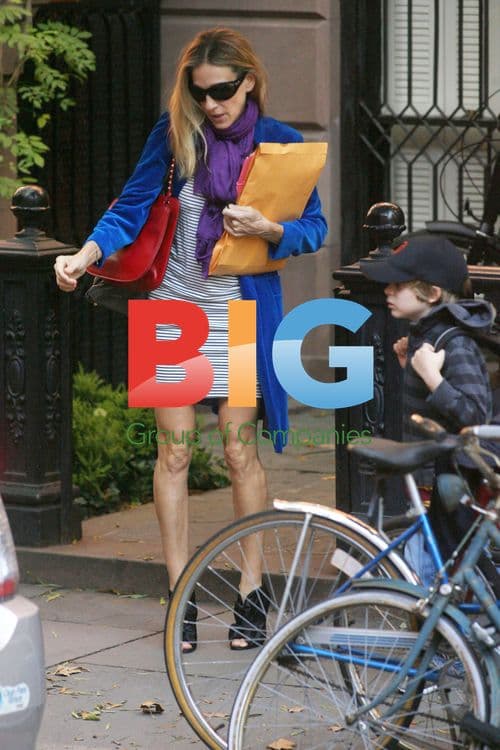 Sarah Jessica Parker takes son to school