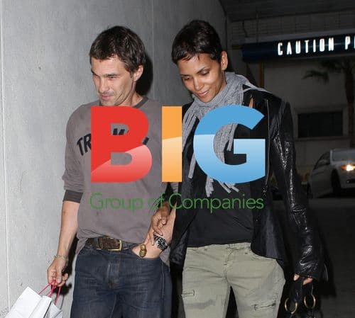 Olivier Martinez and Halle Berry visit T-Mobile store