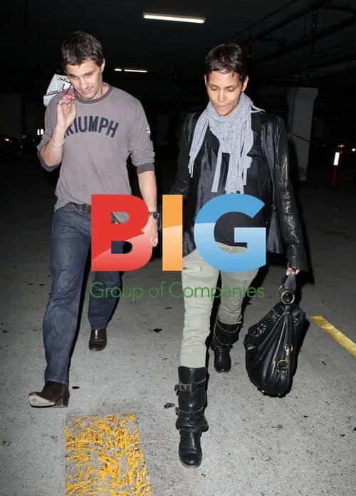 Halle Berry and Olivier Martinez at T-Mobile Store