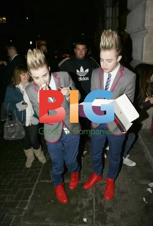 Jedward Eating Chocolate Cake