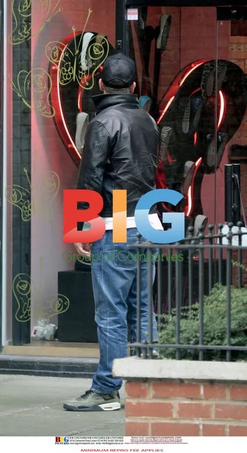 Robbie Williams Spotted Outside a Bar