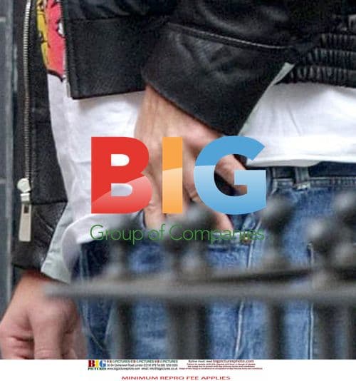 Robbie Williams Spotted Outside Pub