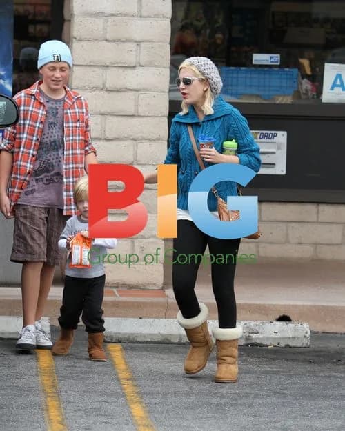 Tori Spelling at Blockbuster with family