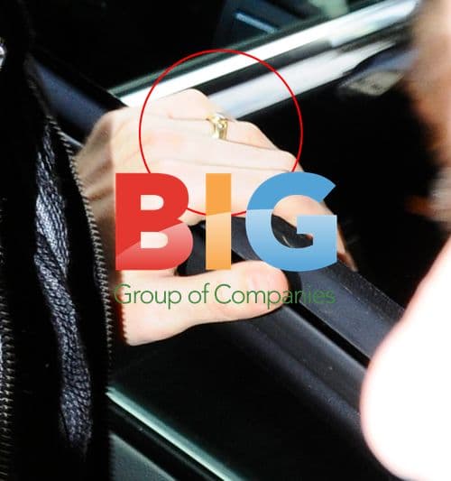 Russell Brand Wearing Wedding Ring