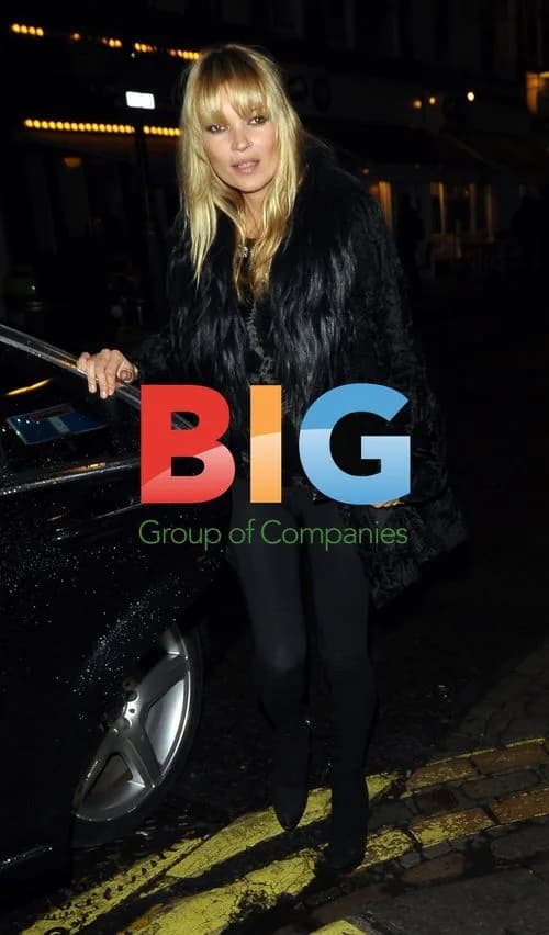 Kate Moss Helps Photographer