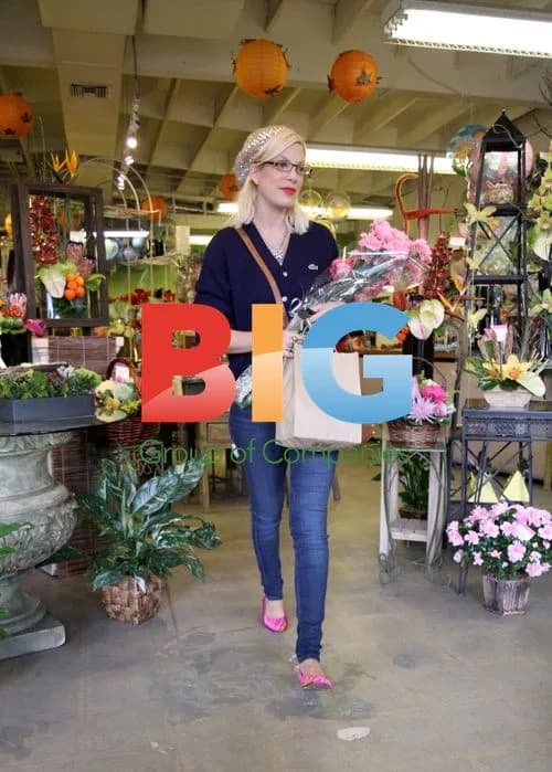 Tori Spelling at Florist in Encino