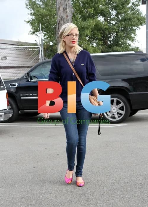 Tori Spelling at Florist in Encino