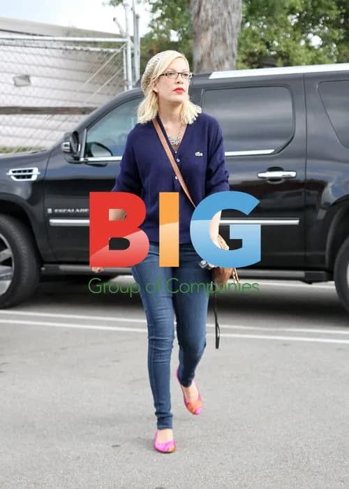 Tori Spelling at Florist in Encino