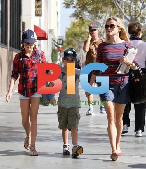 Reese Witherspoon Shopping with Kids
