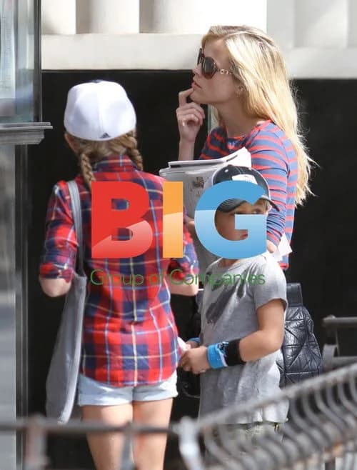 Reese Witherspoon Shopping with Kids