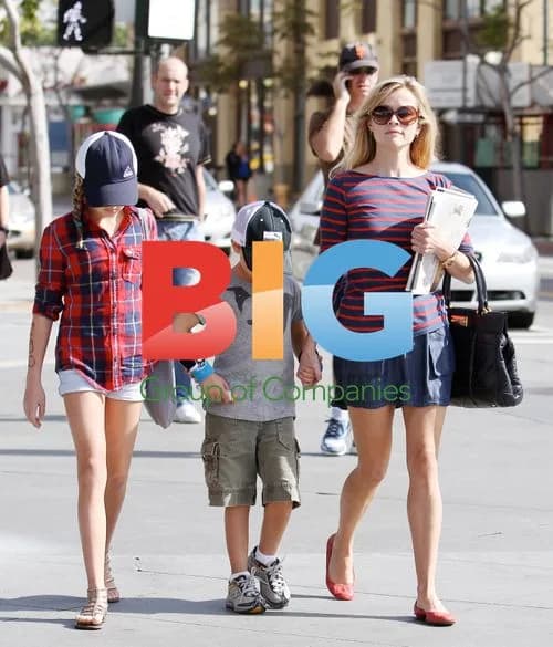 Reese Witherspoon Shopping with Kids
