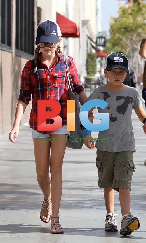 Reese Witherspoon Shopping with Kids