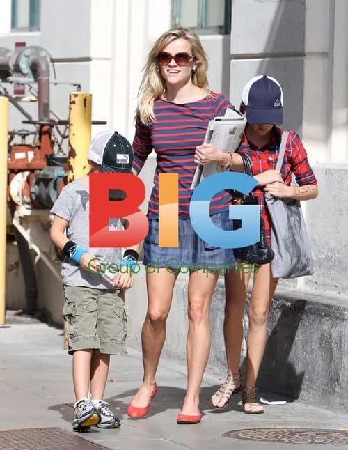 Reese Witherspoon & Kids Shopping
