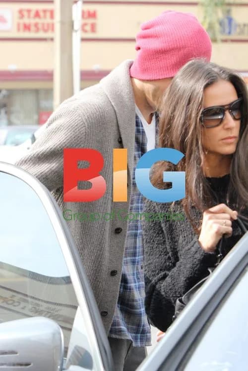 Ashton Kutcher Helps Demi Moore