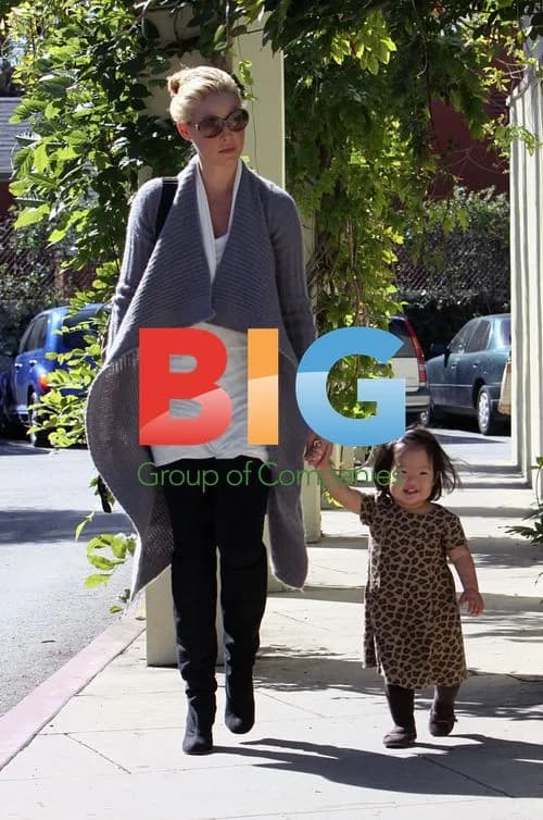Katherine Heigl and daughter visit library