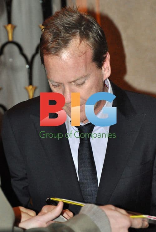 Kiefer Sutherland meets women in Paris