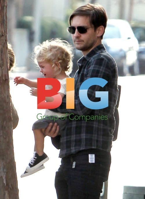 Tobey Maguire Bike Shopping with Family
