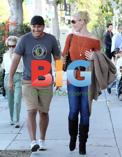 Katherine Heigl leaves cafe without wedding ring