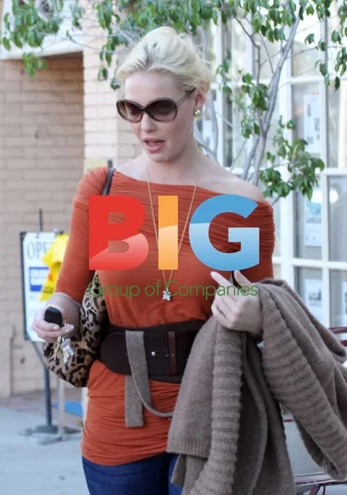 Katherine Heigl leaves cafe with friend