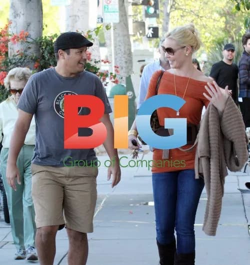 Katherine Heigl leaves cafe without wedding ring