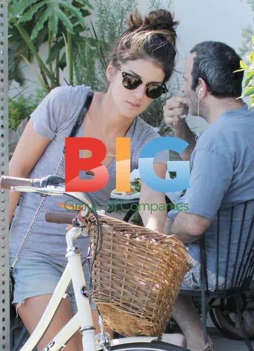 Shenae Grimes locks up bike, goes to lunch