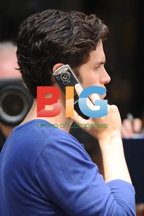 Penn Badgley on Gossip Girl set