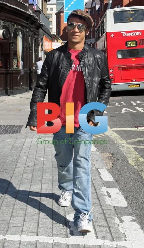 JLS singer Aston Merrygold grabs sandwich in London