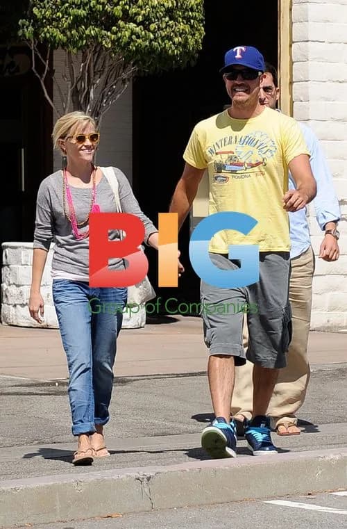 Reese Witherspoon and Jim Toth leave restaurant