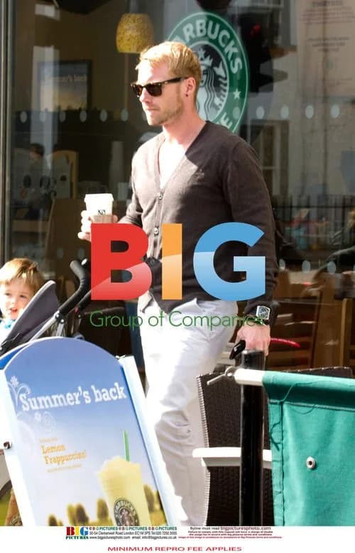 Ronan Keating and family get coffee in Dublin