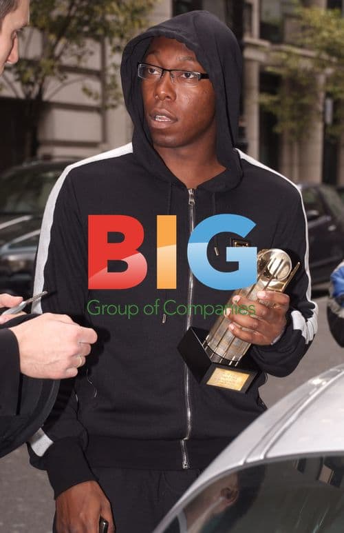 Dizzy Rascal with Award at Mayfair Hotel