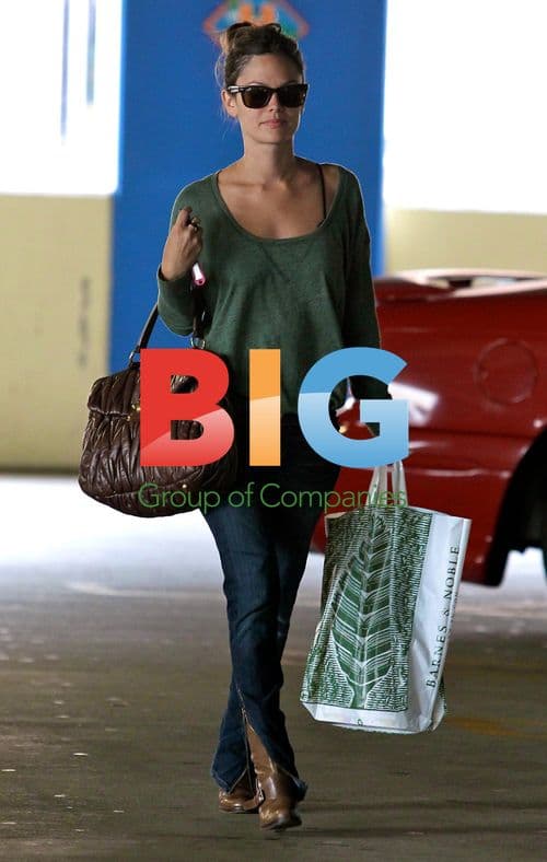 Rachel Bilson Shopping at Barnes and Noble
