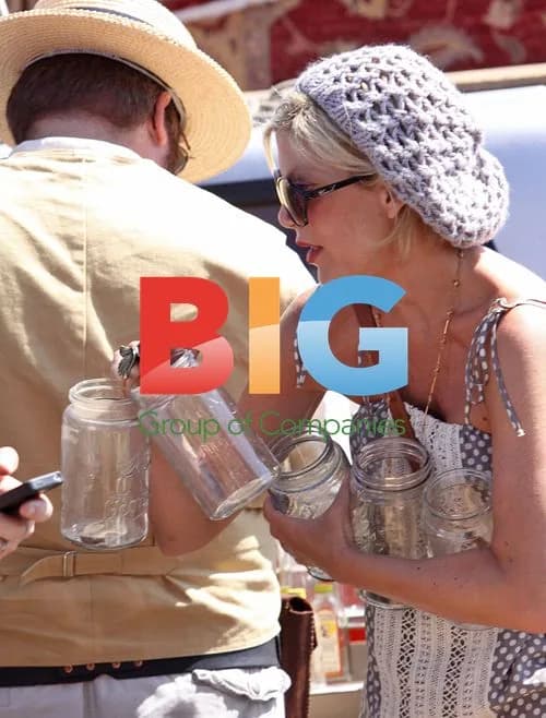 Tori Spelling Shops at Rose Bowl Flea Market