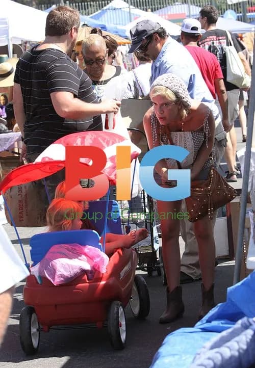 Tori Spelling and kids at Flea Market